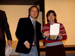Il Presidente del Cus Milano Vincenzo Sabatini consegna il premio ad Onoria Neri